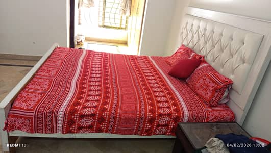 queen size bed in good condition