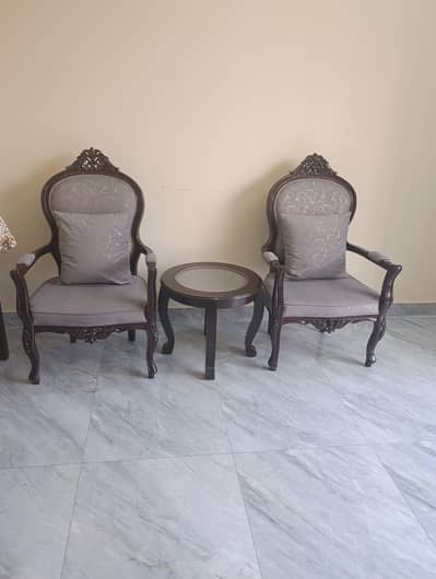 bedroom chairs with coffee table