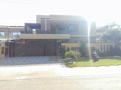 A Main Double Road House Of 1 Kanal In Wapda Town Phase 1 - Block K1