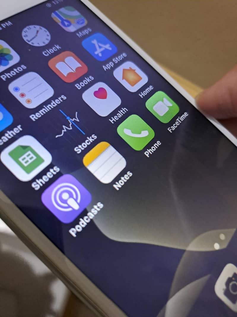 iphone 8 7/10 condition 3