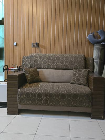 2 seater sofa just like new only 2 monts use