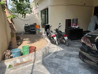 10 marla house for rent in johar town block B  5 bed  double unit  double kitchen  hot location