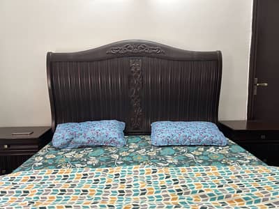 King size bed with 2 side tables and dressing table