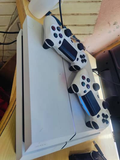 Playstation 4 White with 2 original controller