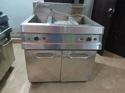 10/10 condition fryer n hot plate and table