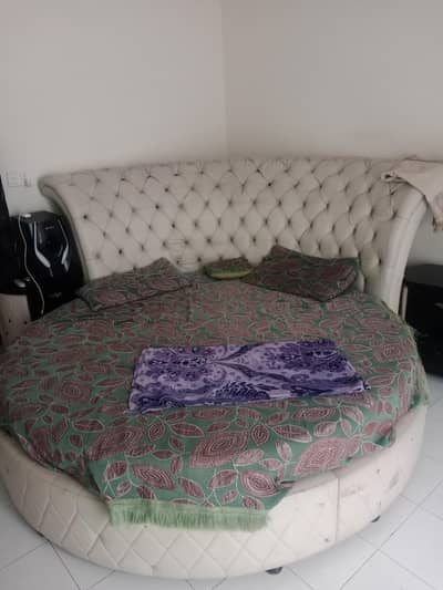 QUEEN CIRCLE BED 2 SIDE TABLES