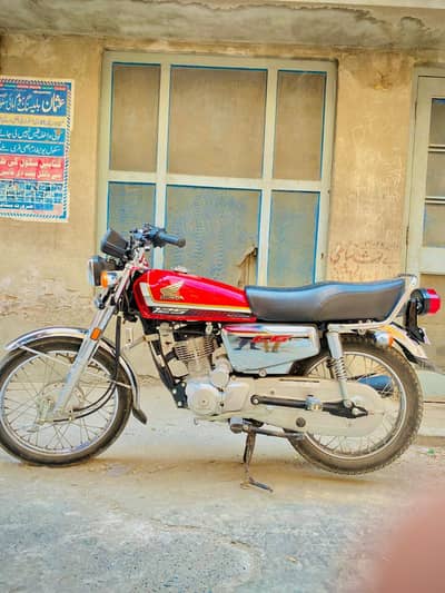 2025 model hai 5000 Chali Hai bilkul okay hai bike koi problem ni hai