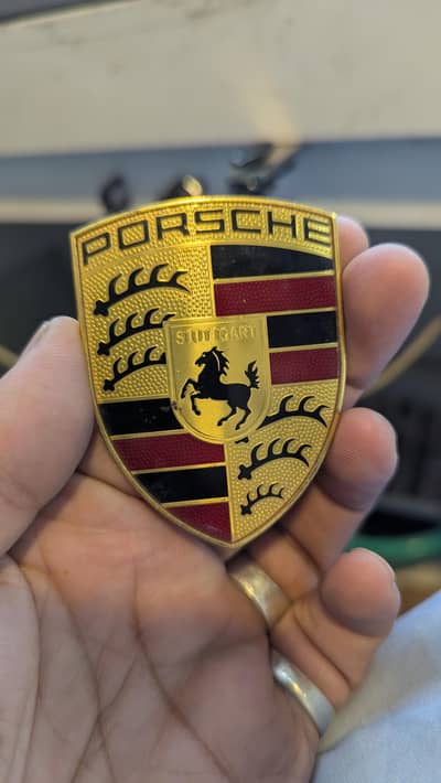 Porsche front bonet logo