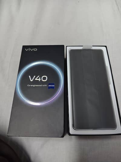 Vivo V40 white color