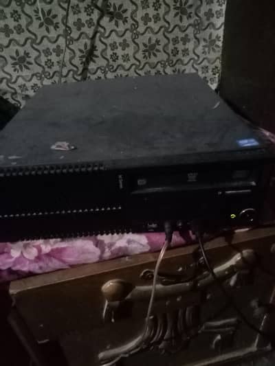 17,"lcd ha sath min CPU  250gb hard h aur 2gb ram