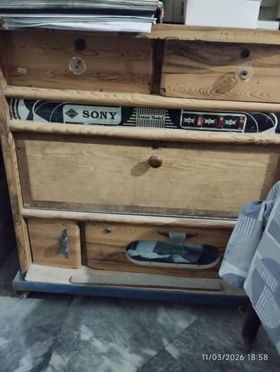 TV trolley (price negotiable)