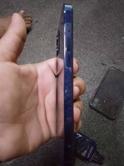 All ok with cahrger and 4 back cover