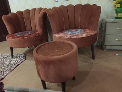 only 28 dayz used 2 sofa chair + table