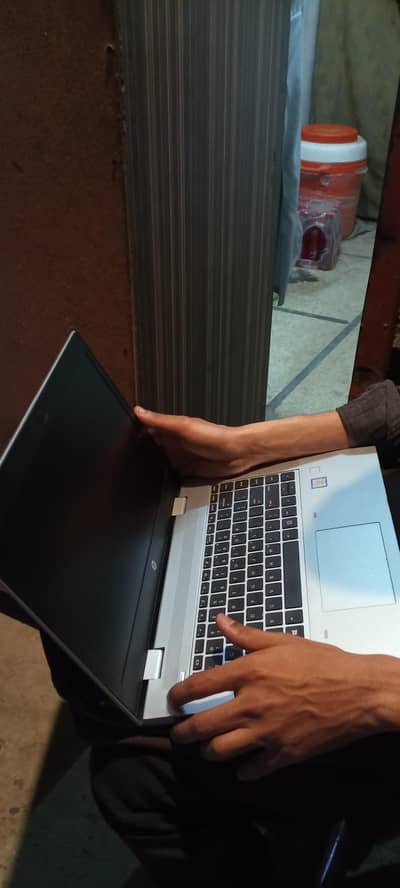 HP core i5 8th up gared kar raha ho ab isliye sale kar na ha all ok ha