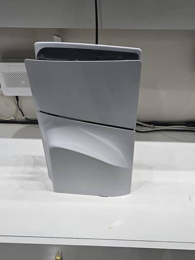 Ps5 slim 1 tb . with fifa25 and minecraft and a extra controller