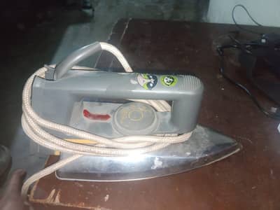 Philips iron( ups) pa  AC DC dono pa chalti hai kam bijali khati ha