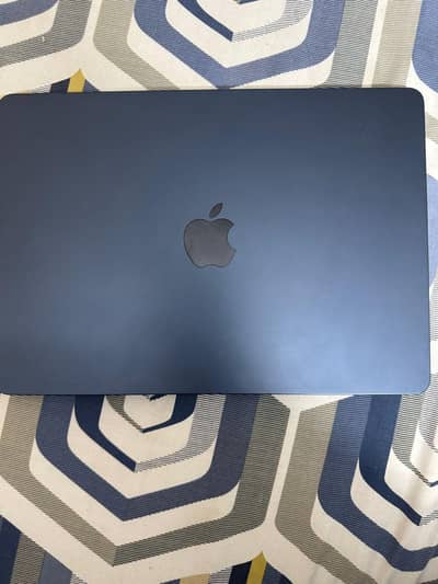 Macbook Air M2 2022 in almost new condition