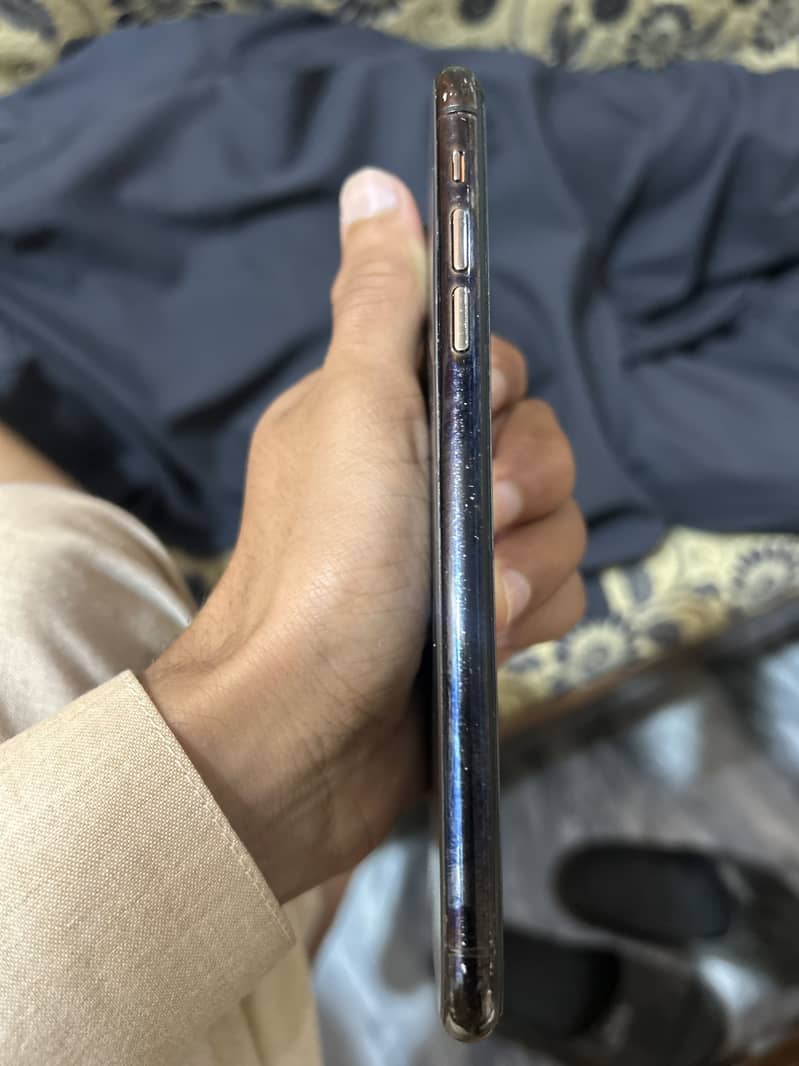 11 pro max e sim time available 1