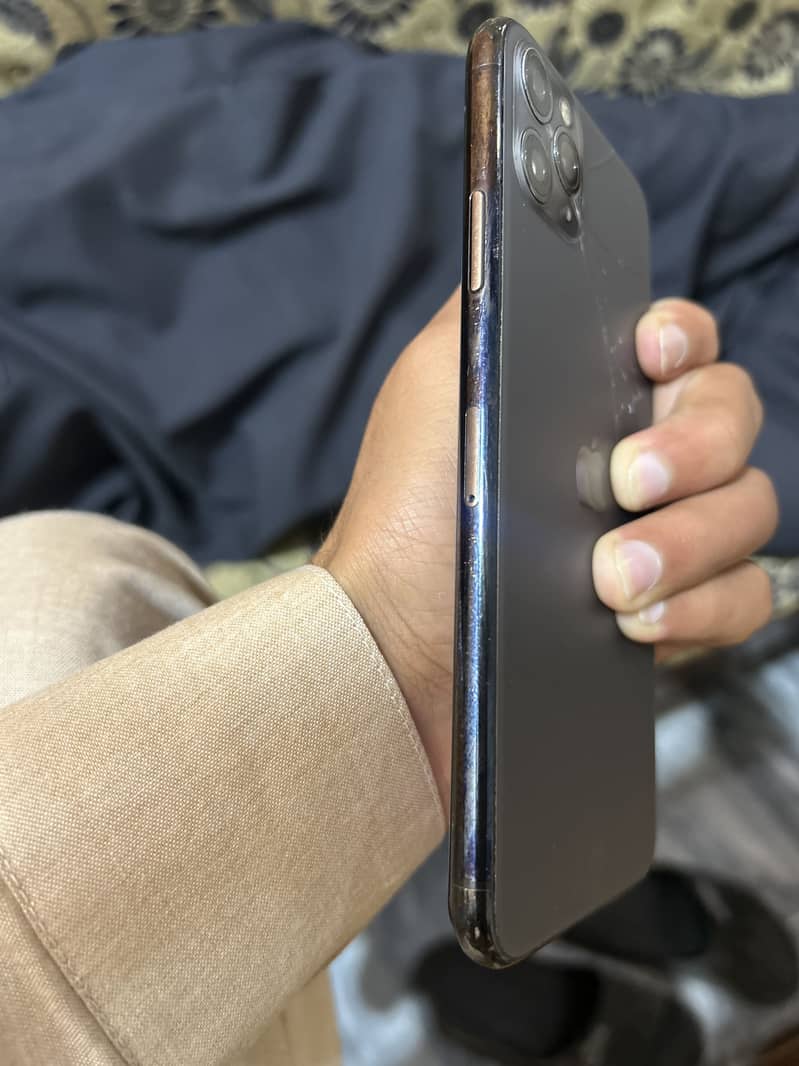 11 pro max e sim time available 4