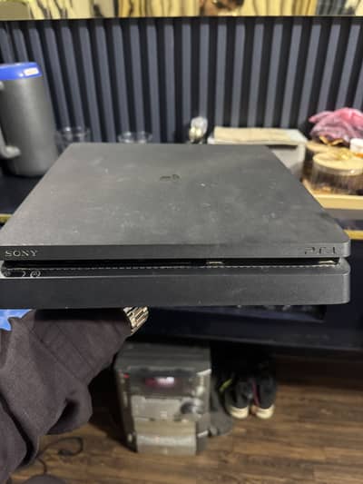 Sony playstation 4 slim 500 Gb With 2 dualshock 4 original Controllers