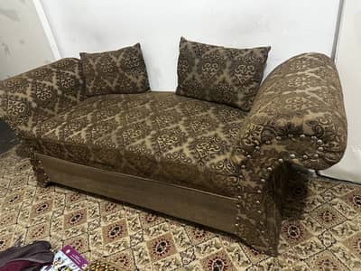 Deewan and Backless Sethi