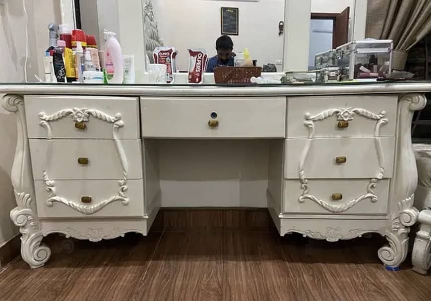 Dressing table 0