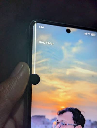 pixel8 tex approved srif minor si line ha or dot ha pic ma Nazar ayga