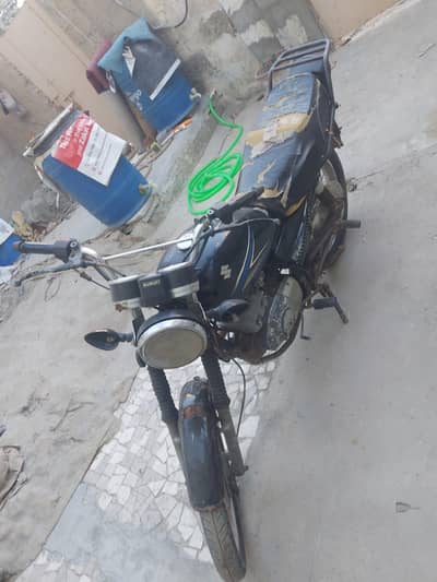Suzuki GS 150 2015