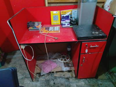 1 table hai 1 side rack hai