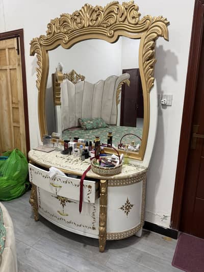 Round shape bed ha 2 side table hain 1 dresing