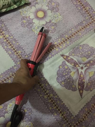 Used 2in1 hair straightener and curler available for sale.