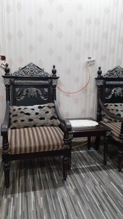 BED ROOM CHANIOTI CHAIR FOR SALE IN GUD CONDITION 03261271600