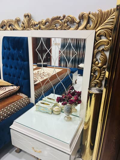 Wooden king bed . 03006666003