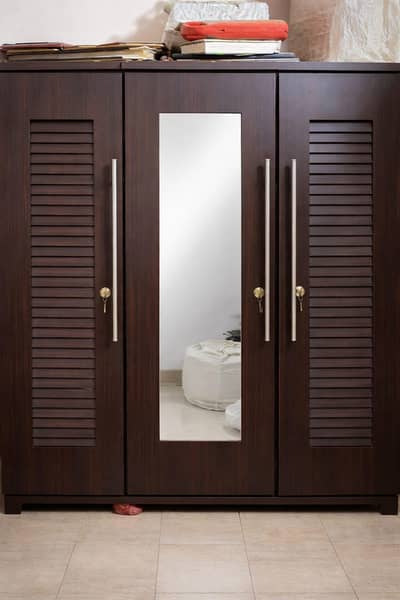 3 Door Wooden Almari with Mirror – Strong Condition