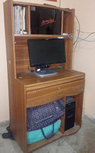 Compact All-in-One Computer Desk with Hutch – Great Condition!