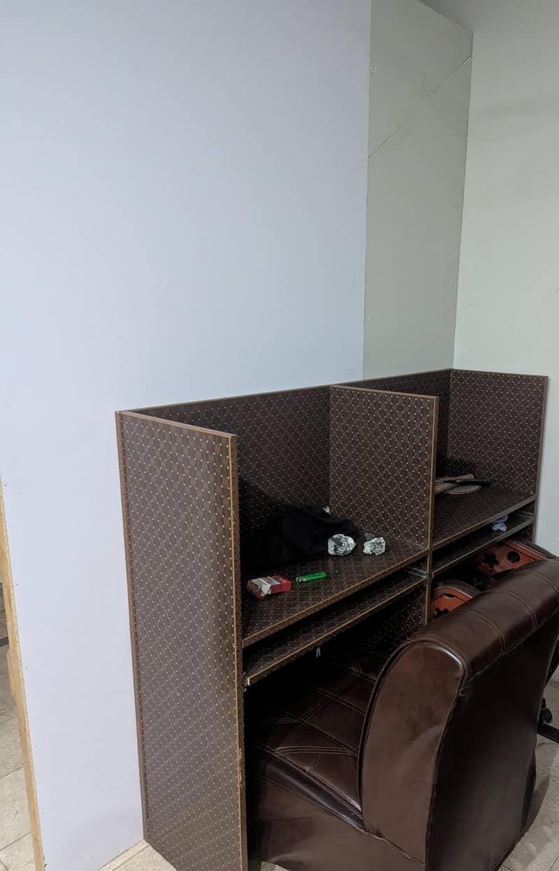 Computer Table / Study Desk with Divider – Good Condition 0