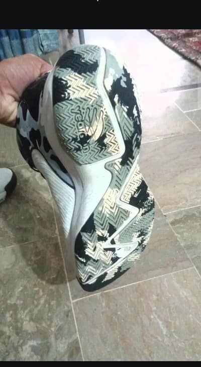 sell the shoe of basketball  size:8-10.