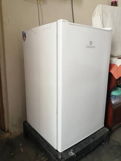 Mini refrigerator with freezer