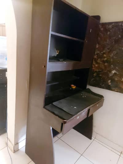 writing table with shelfes