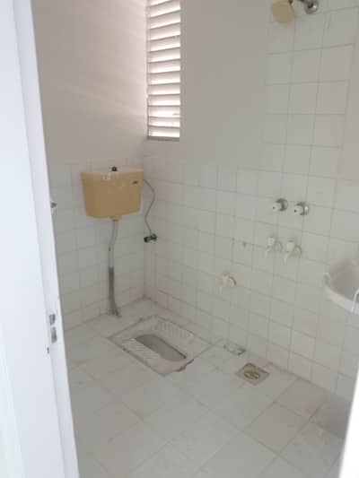 2 bed lounge lease flat available for sale