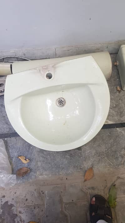 washbasan, commode and tanki for sale
