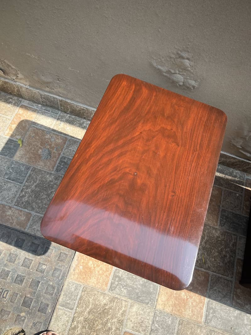 Center table plus one nesting table 4