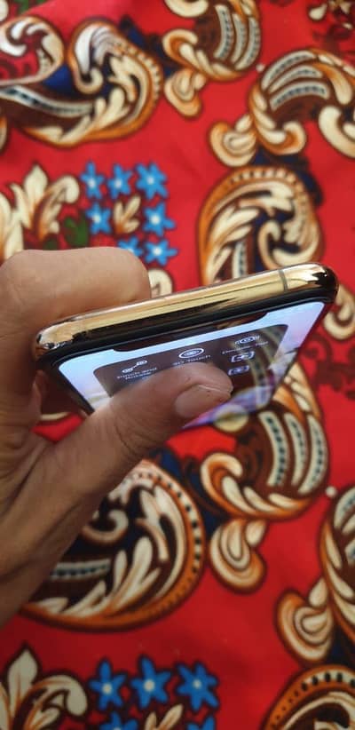 iPhone XS urgent seal