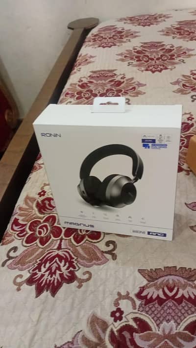 Ronin Magnus Pro Wireless Headphones- Like New / High Bass + Battery