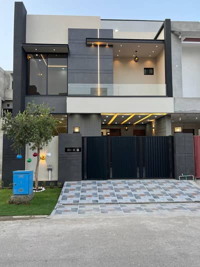 5 MARLA LUXURY HOUSE AVAILABLE FOT RENT AT PRIME LOCATION OF BAHRIA TOWN LAHORE