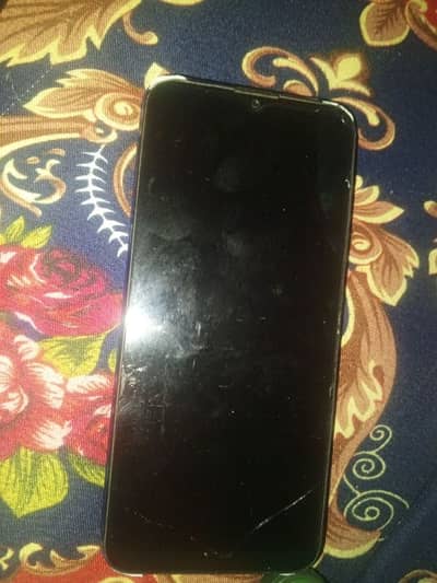 saf set ha bs screen thori c side say tooti hui ha baqi set ok