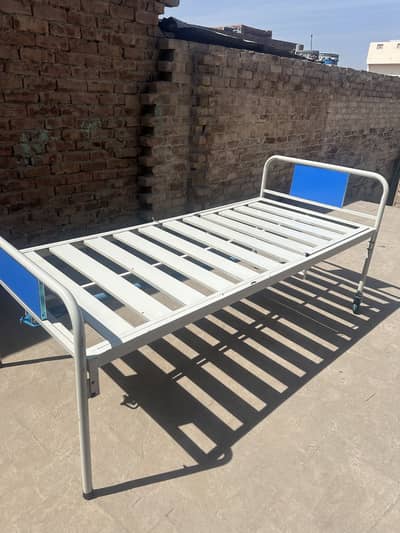 Condition 10by10 bilkul new bed hy 20days used mattress b new hy