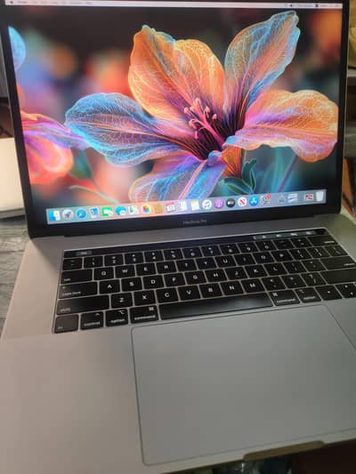 MacBook pro core i7 16gb ram 256;SSD 15inch 4gb graphic 2018