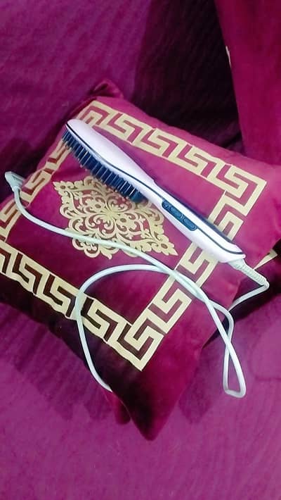 brush straightner almost new a1 condition.