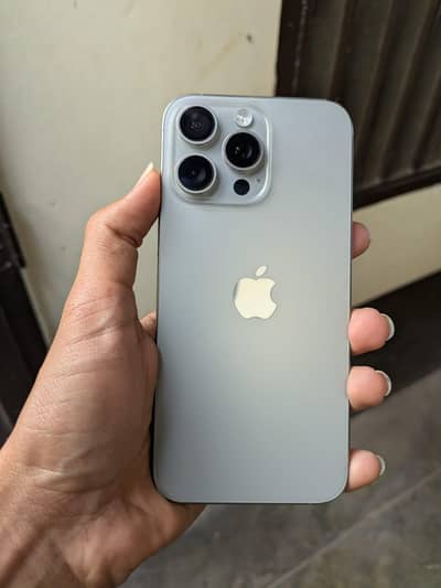 iphone 15 pro max jv natural titanium 256 GB 10/10 Sactrach less . .